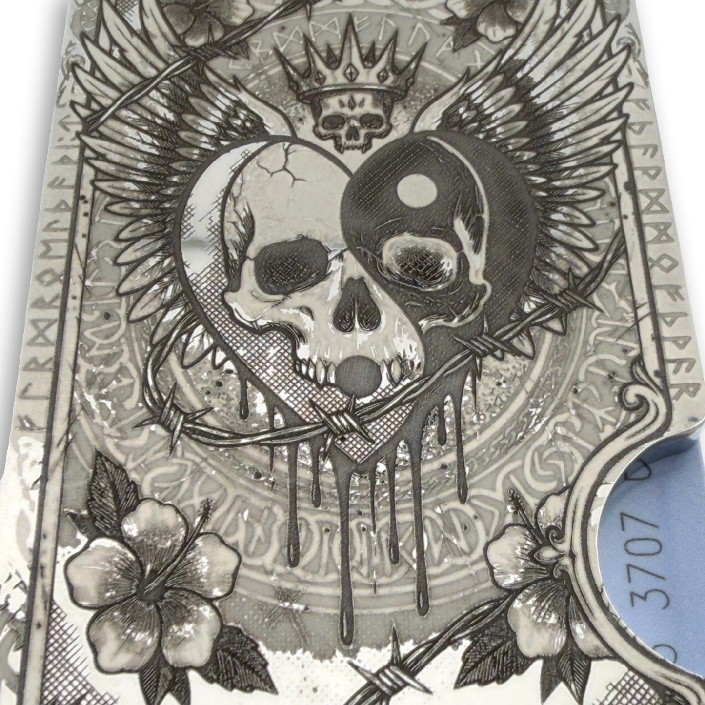 Moxxley MX-406 engraved credit card holder – tattoo design close-up detail (front)