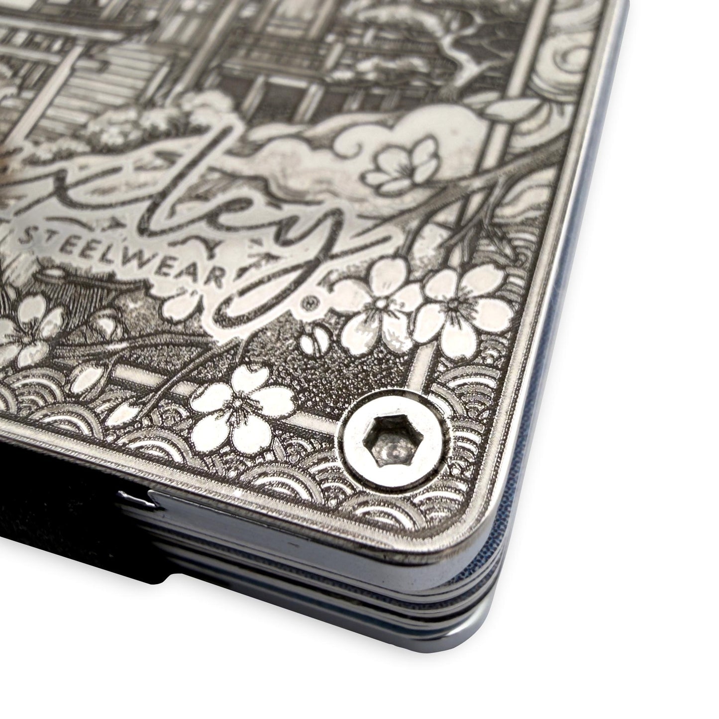 Moxxley MX-412 engraved credit card holder – tattoo design close-up detail (front)