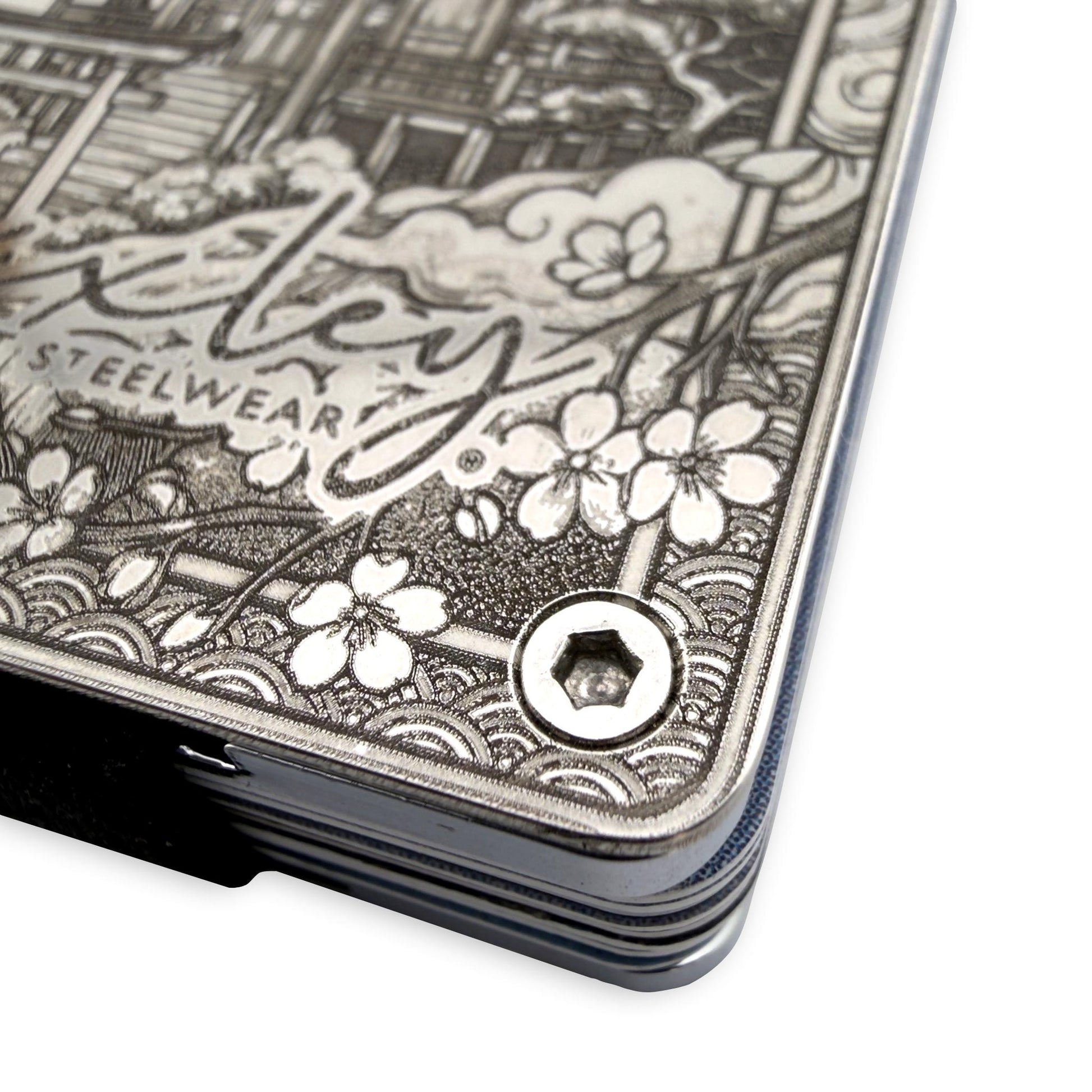Moxxley MX-412 engraved credit card holder – tattoo design close-up detail (front)